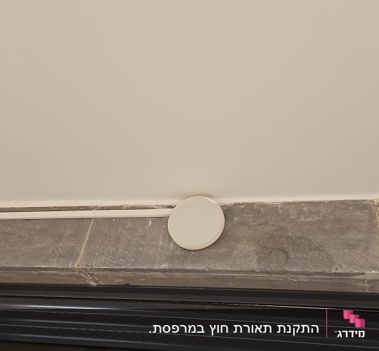 תקרת מרפסת עם גוף תאורה עגול